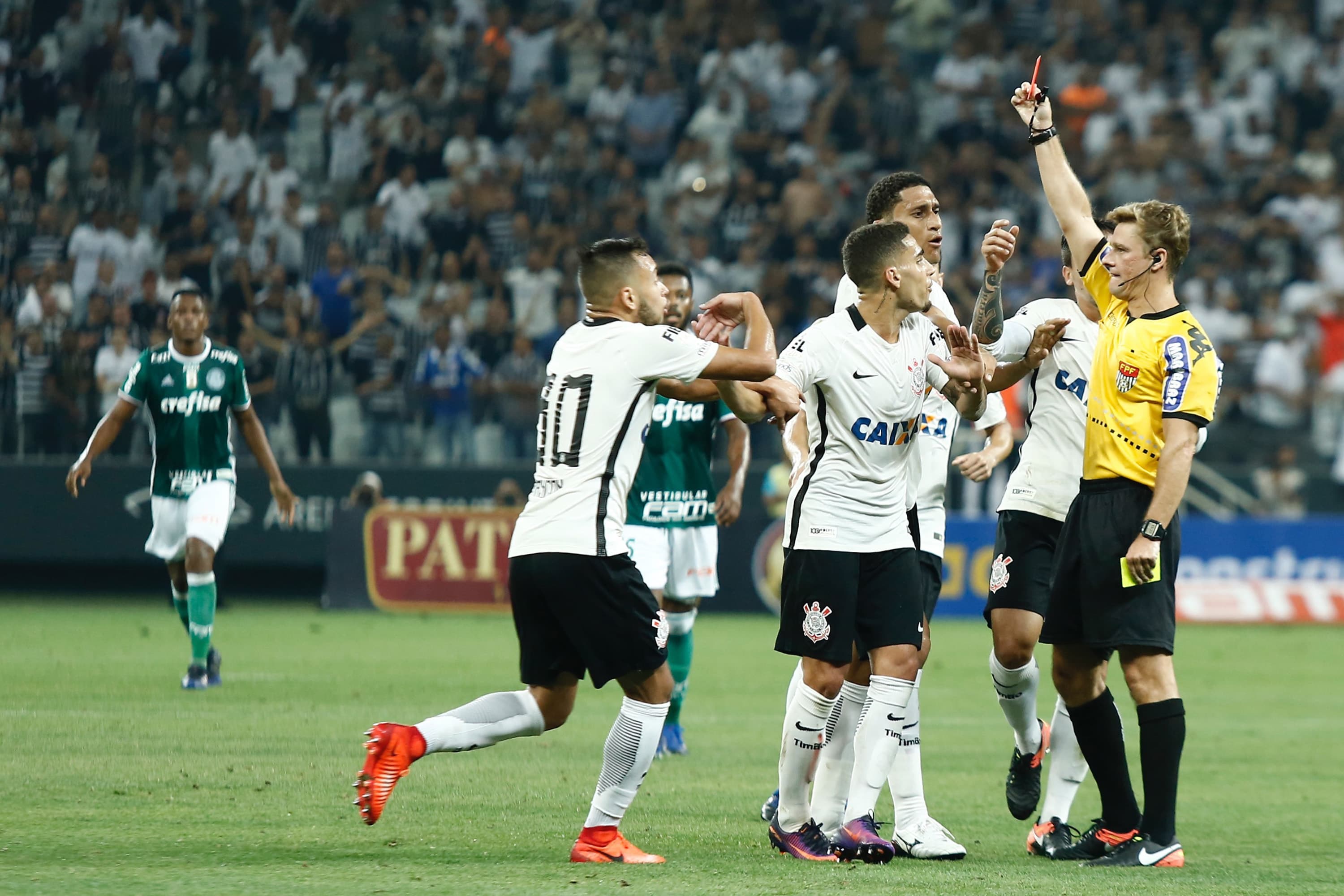 Árbitro Thiago Duarte Peixoto expulsa Gabriel do Corinthians