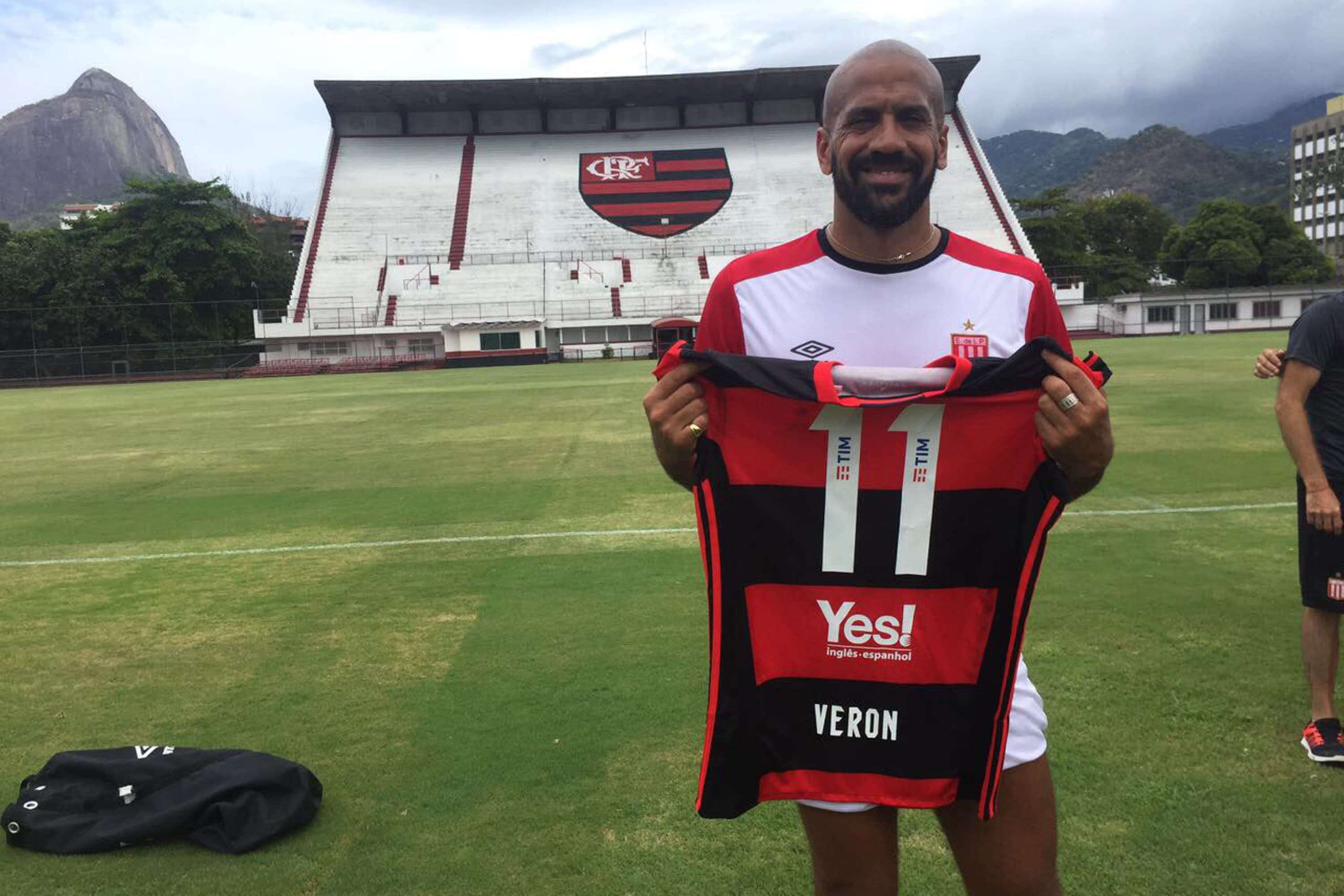 Verón posa com camisa do Flamengo