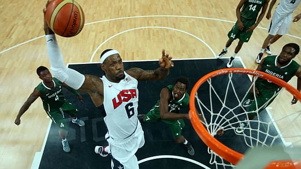 Observado pelo adversários nigerianos, LeBron James voa para marcar mais uma cesta