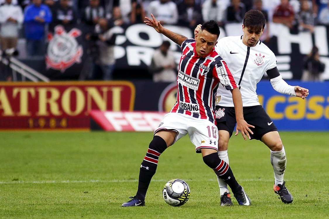Cueva e Fagner disputam a bola na partida entre Corinthians e São Paulo, pelo Campeonato Paulista