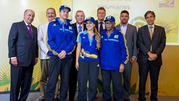 Cartolas com voluntários da Copa das Confederacões deste ano