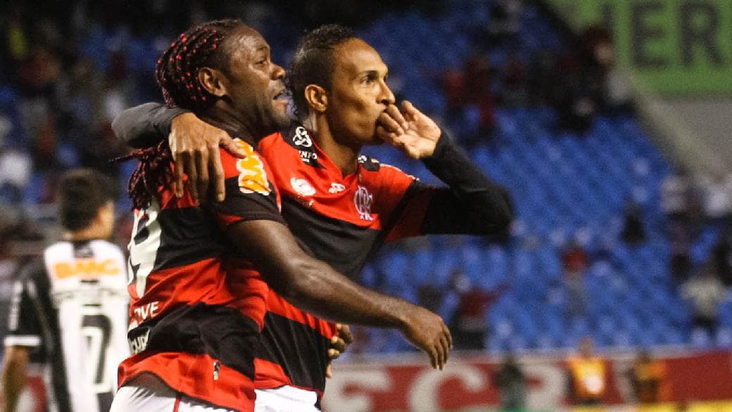 Liédson e Vagner Love comemoram gol do Flamengo contra o Atlético Mineiro