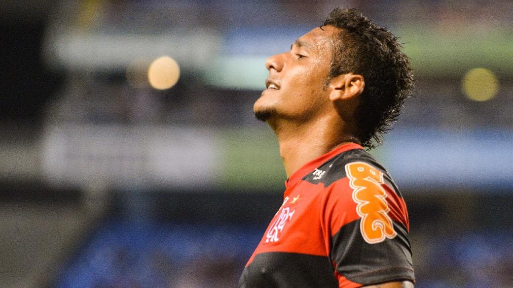 Meia Wellington Bruno, do Flamengo, lamenta lance no jogo contra o Bahia