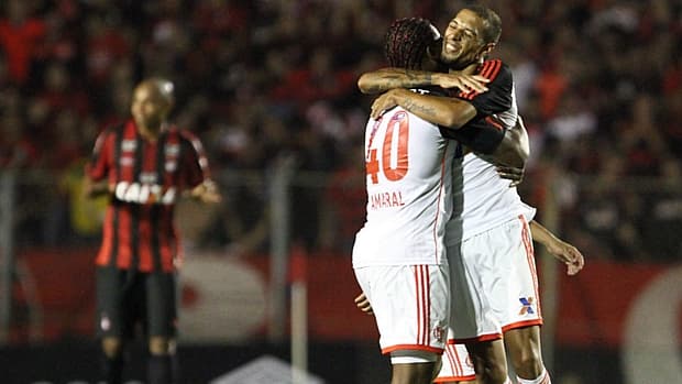 Volante Amaral marcou o gol do Flamengo no empate com o Atlético-PR