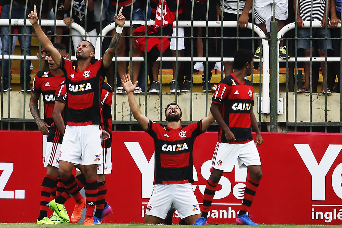 Jogadores do Flamengo comemoram gol marcado por Diego sobre o Vasco, na semifinal da Taça Guanabara, em Volta Redonda