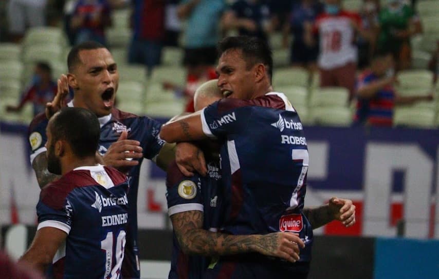 Jogadores do Fortaleza celebram vitória por 3 a 0 sobre o Athletico