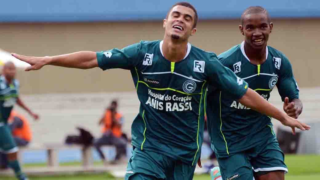 O jogador Egídio do Goiás comemora gol durante a partida entre Goiás e Barueri, durante partida válida pela Série B do Campeonato Brasileiro 2012