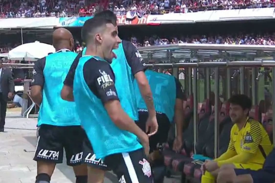 Gabriel, do Corinthians, provoca torcida do São Paulo durante partida entre os clubes