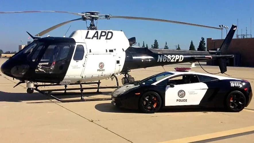 Lamborghini Gallardo ao lado de helicóptero da polícia de Los Angeles