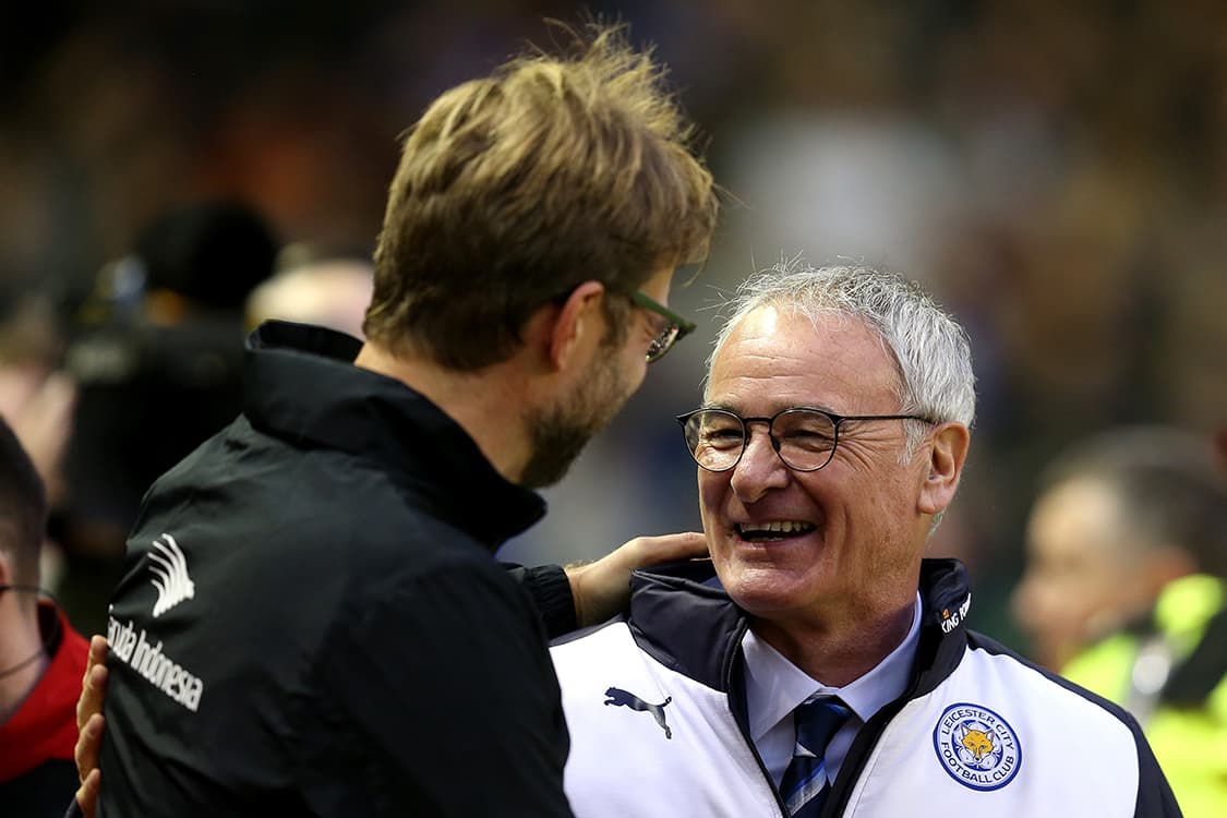 Jurgen Klopp cumprimenta Claudio Ranieri momentos antes de uma partida entre Liverpool e Leicester City em Anfield, Liverpool
