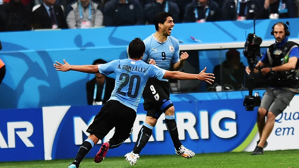Luis Suárez comemora gol contra a Inglaterra no Itaquerão, em São Paulo