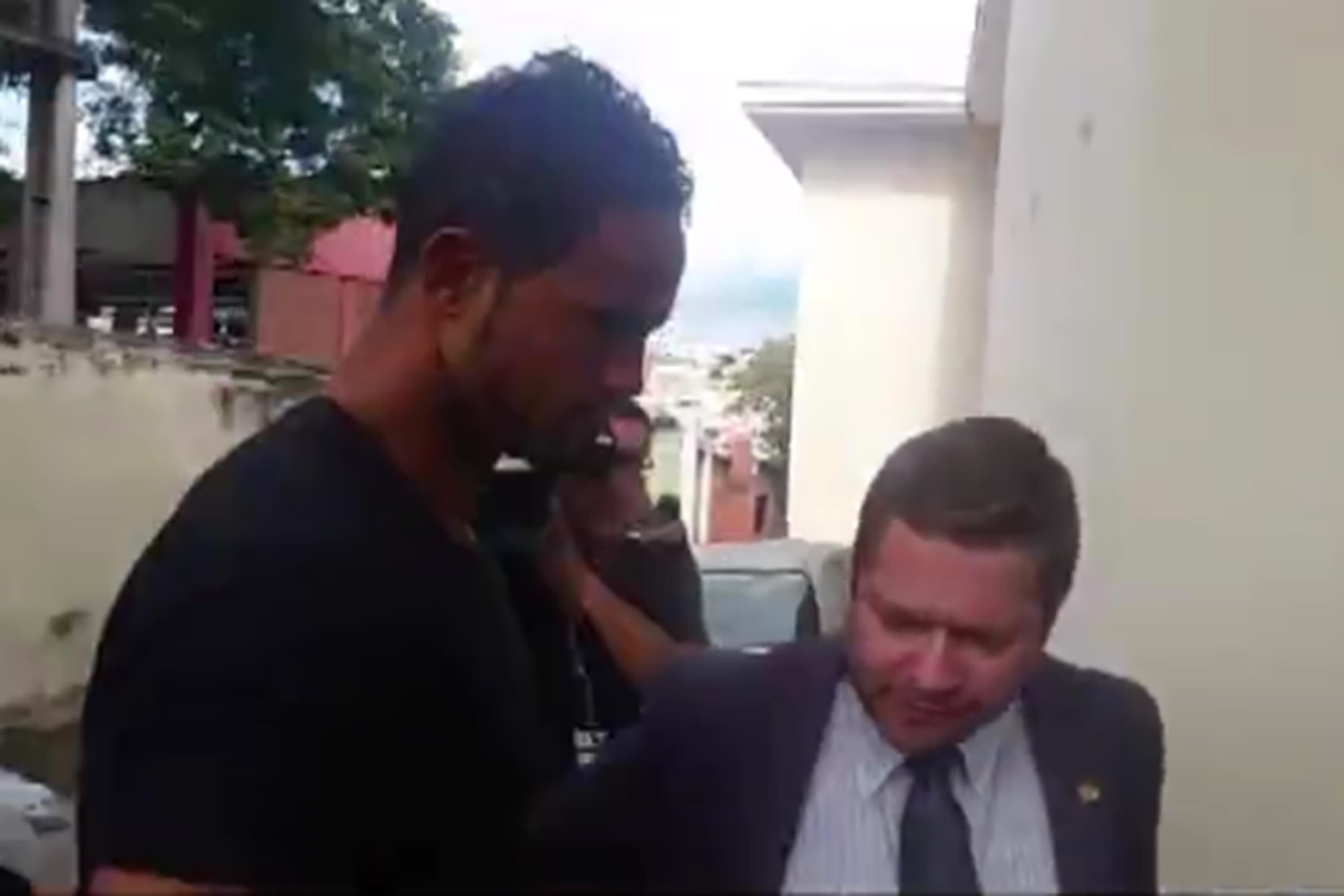 Goleiro Bruno se apresenta à polícia