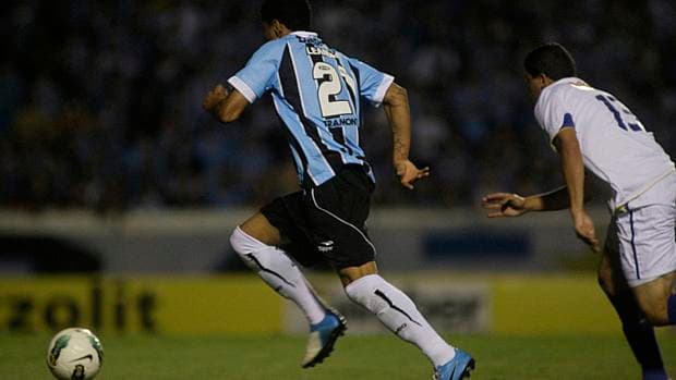 Leandro durante partida entre Grêmio x Cruzeiro