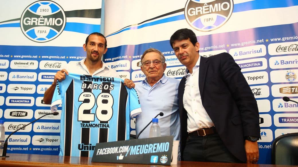 O argentino Barcos é apresentado no Grêmio