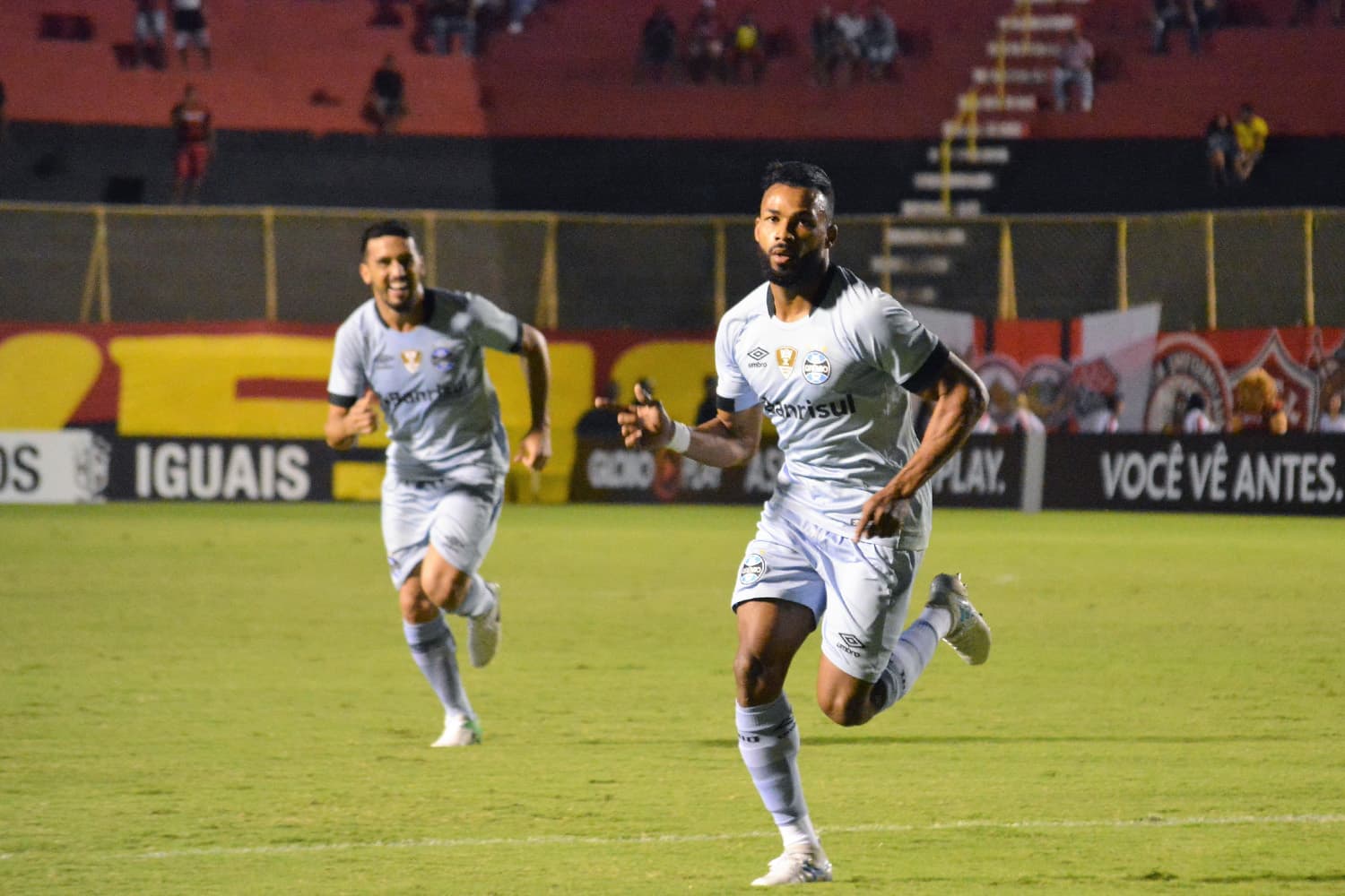 Fernandinho, do Grêmio, comemora gol contra o Vitória, pelo Campeonato Brasileiro, em Salvador