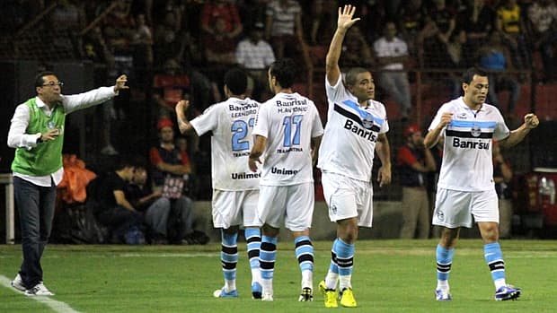 Jogadores do Grêmio comemoram gol na vitória contra o Sport