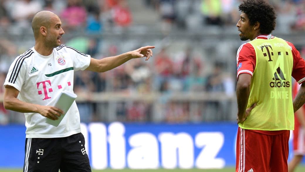 Guardiola orienta o zagueiro brasileiro Dante em treino do Bayern, na Allianz Arena, em Munique