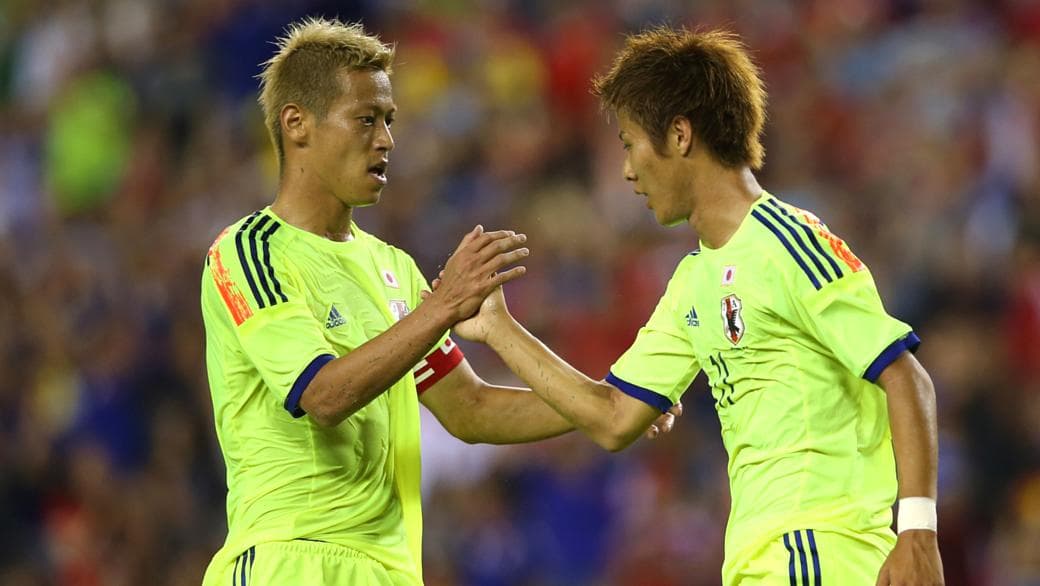 Honda (à esq.) tenta comandar a seleção japonesa na Copa do Mundo