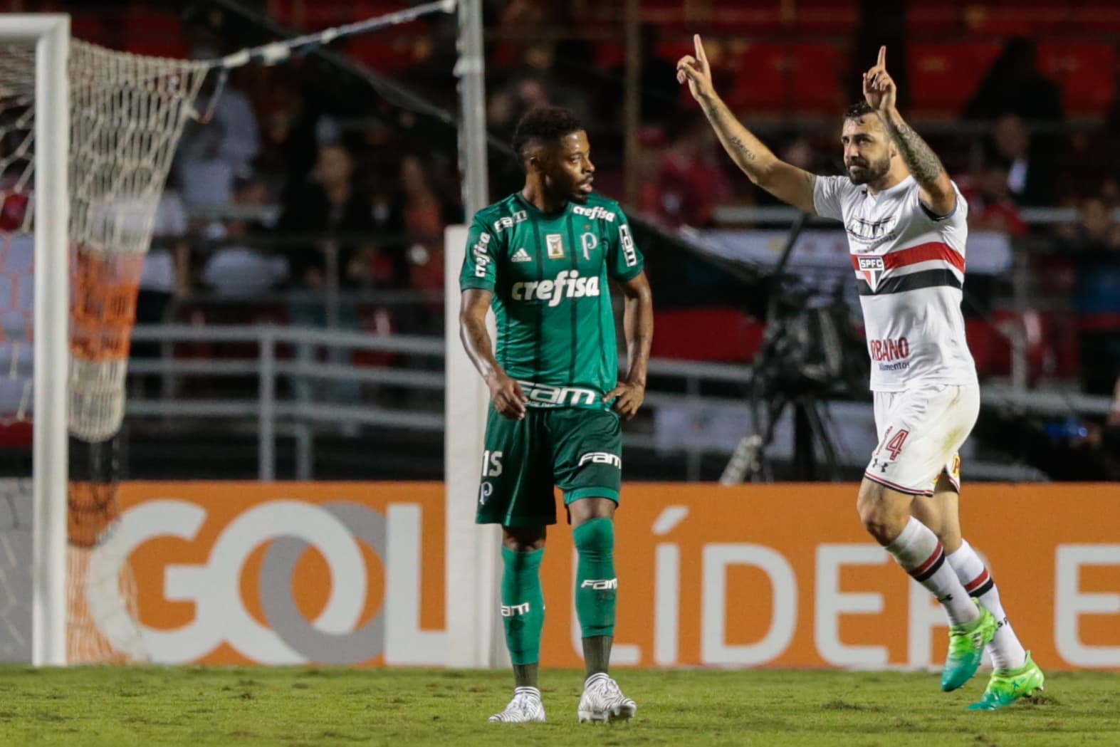 Lucas Pratto, do São Paulo, comemora gol contra o Palmeiras, no Morumbi