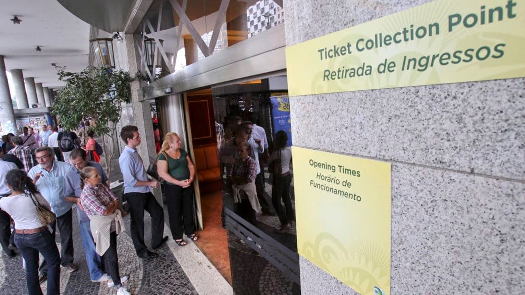 Fila para retirar ingressos da Copa das Confederações no Rio de Janeiro