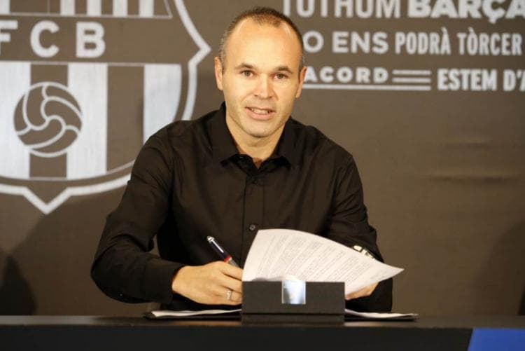 Andrés Iniesta assinou sua renovação 'eterna' com o Barcelona no Camp Nou