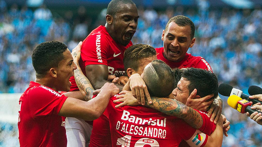 Jogadores do Inter comemoram o primeiro gol de Rafael Moura