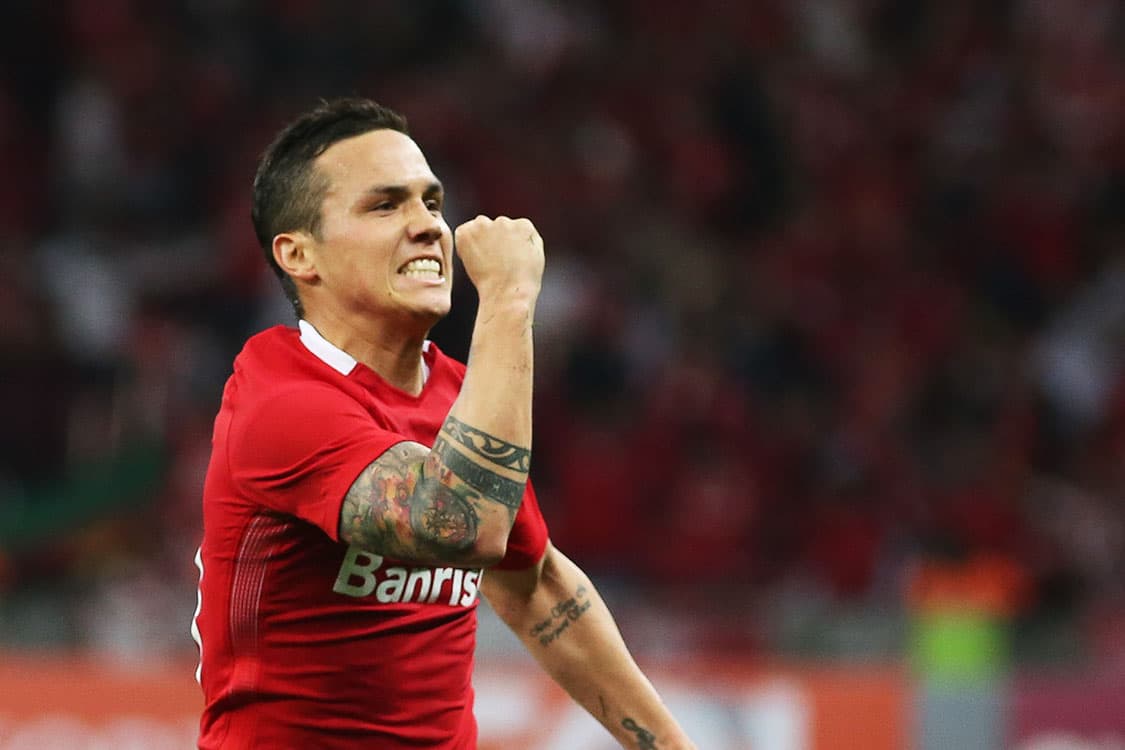 Seijas, do Internacional, comemora após marcar gol sobre o Santos no Beira-Rio, em Porto Alegre