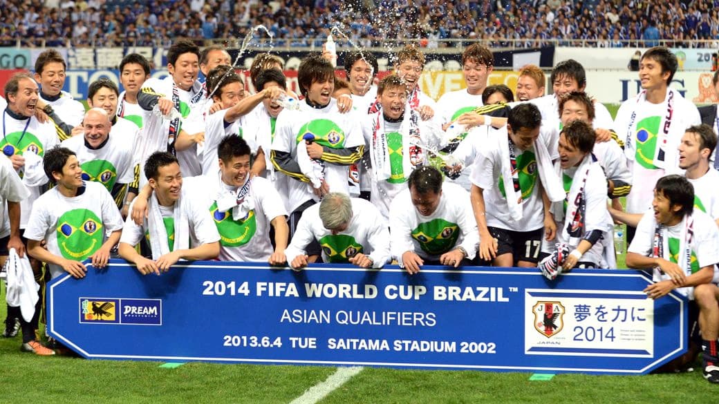 Garantidos em 2014: a seleção do Japão comemora a classificação para a Copa do Mundo do Brasil, após empate com a Austrália