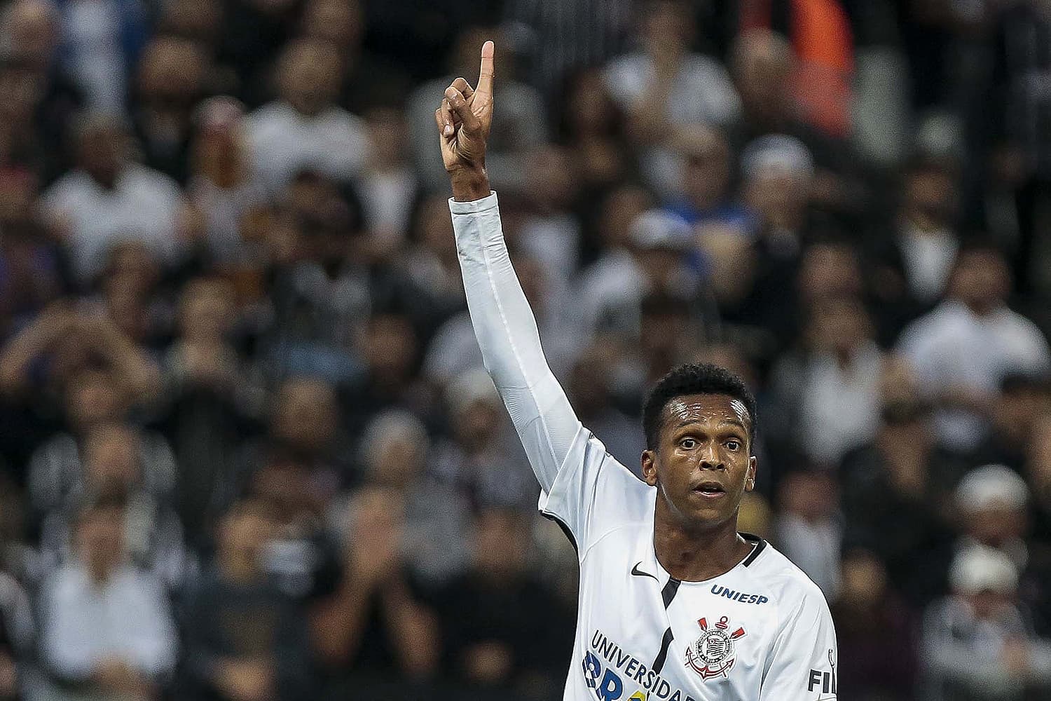 Jô, do Corinthians, comemora seu gol