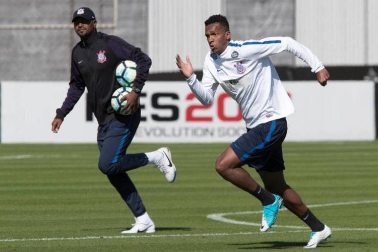 Jô durante treino do Corinthians no CT Joaquim Grava
