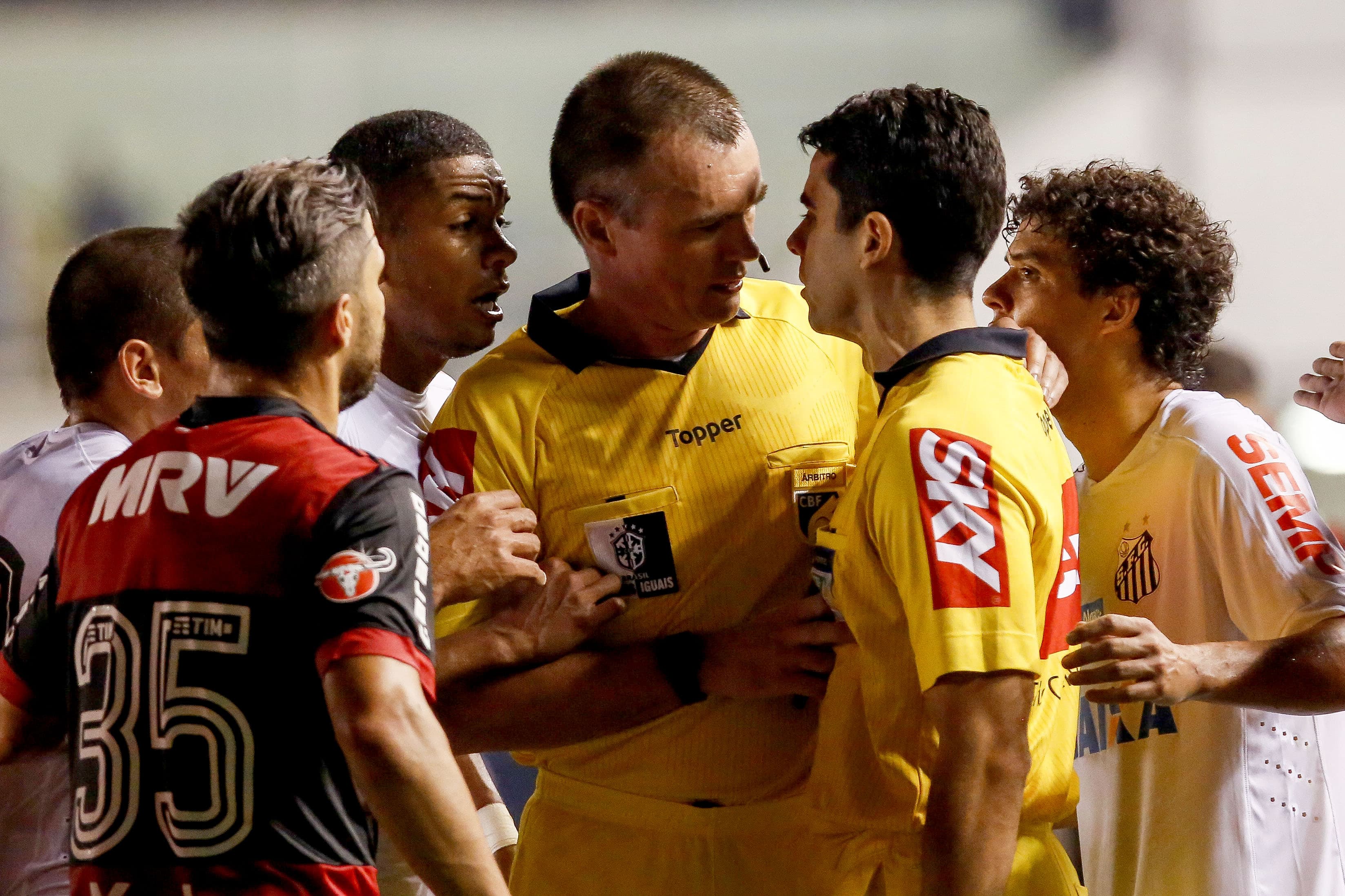Confusão com o árbitro Leandro Vuaden, em lance que anulou a marcação de pênalti do Santos em jogo contra o Flamengo