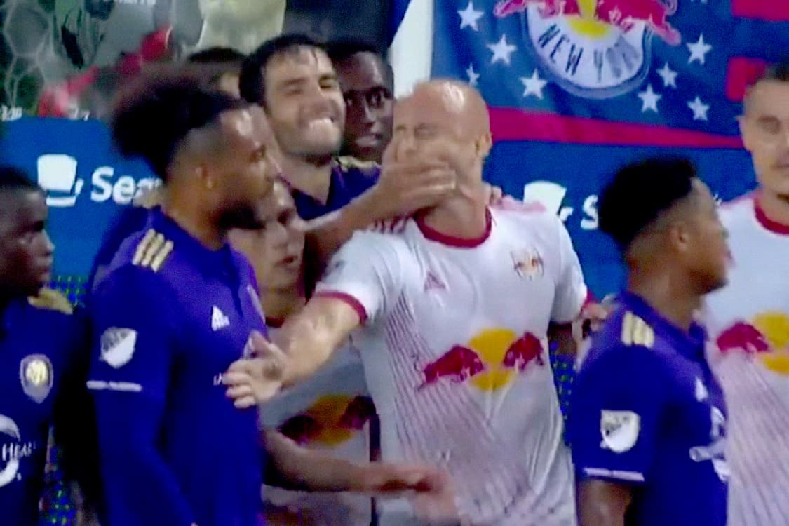 Kaká é expulso por brincadeira em campo durante partida entre New York RB e Orlando City