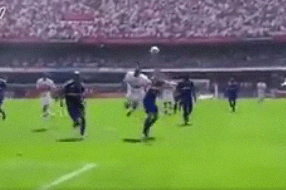 Lance em que Gilberto sofre pênalti durante partida do São Paulo, no estádio do Morumbi
