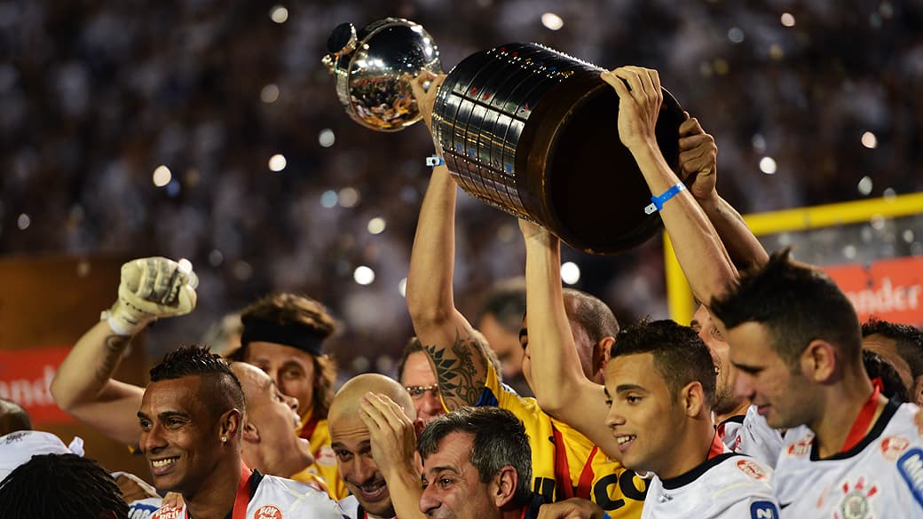 Jogadores corintianos celebram o título inédito da Libertadores da América