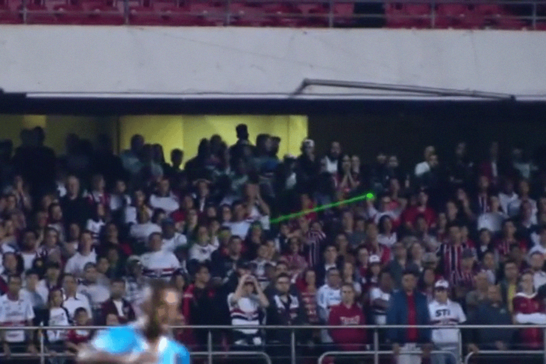Torcedor aponta laser durante jogo do São Paulo e Grêmio, no Morumbi