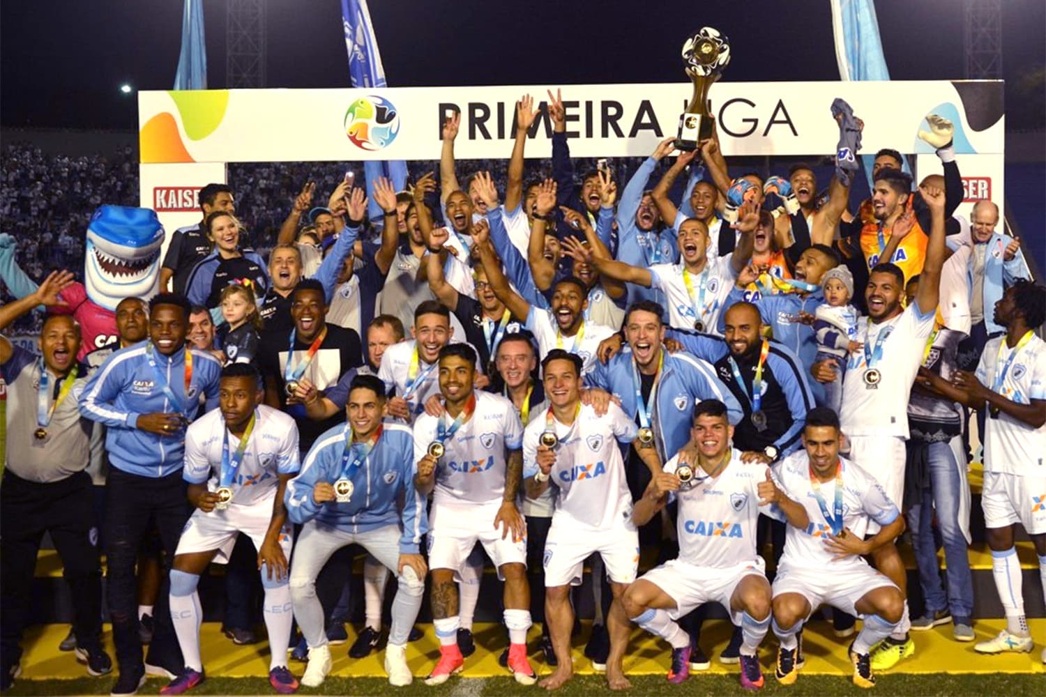 Jogadores do Londrina comemoram o título de campeão da Primeira Liga