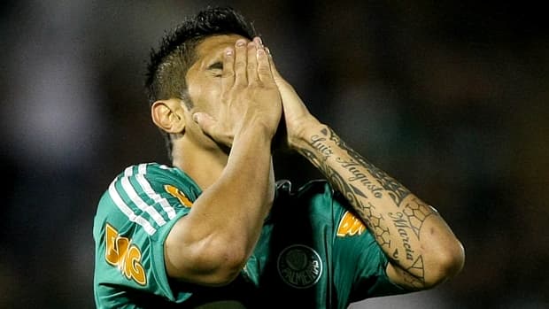 Atacante Luan lamenta chance perdida no jogo Palmeiras e Coritiba