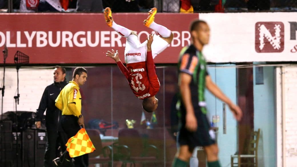 Maurides, do Inter, dá um salto mortal para comemorar seu gol...