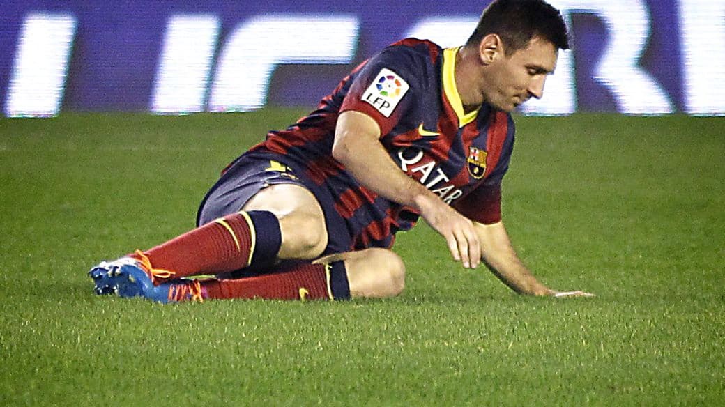 Messi sente uma lesão em jogo pelo Barcelona
