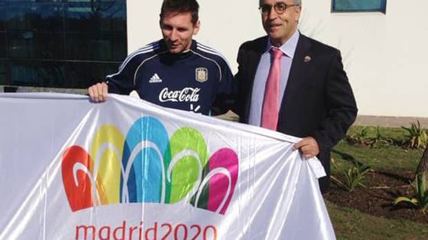 Messi posou ao lado de Alejandro Blanco, presidente do Comitê Olímpico Espanhol