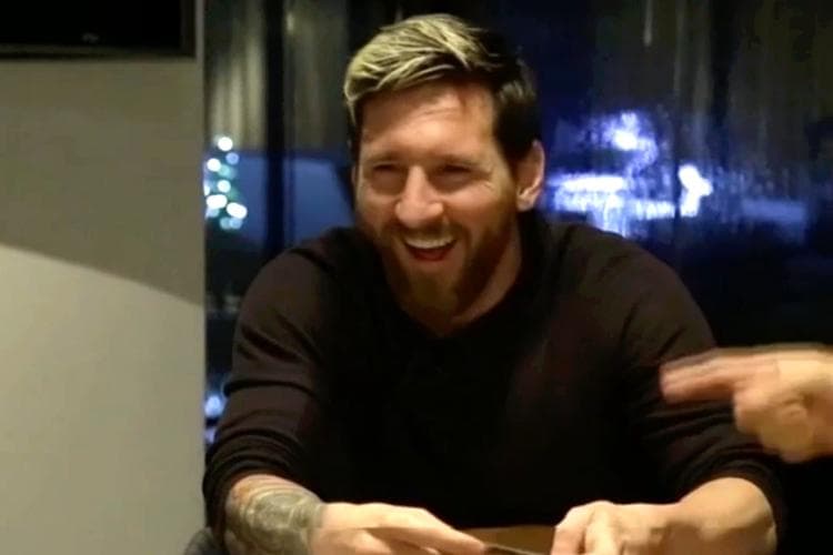 Lionel Messi se diverte em entrevista na casa de Luis Suárez