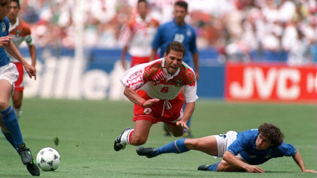 Lance duro na partida entre italianos e mexicanos na Copa de 1994