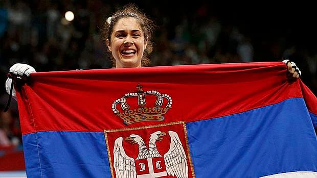 Milica Mandic comemora ouro com bandeira sérvia