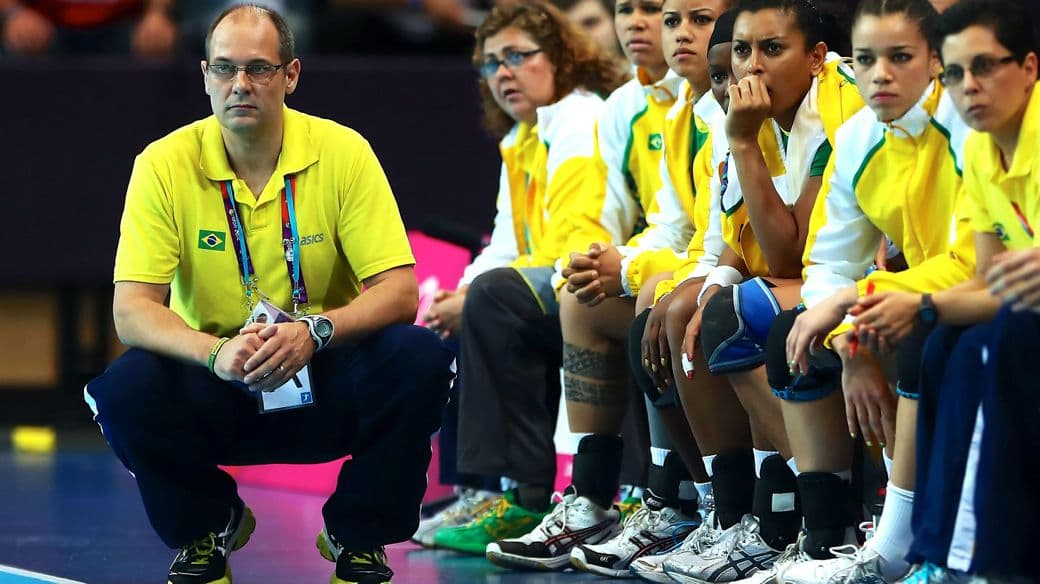 O técnico da seleção brasileira de handebol, Morten Soubak, comanda a equipe na Olimpíada de Londres: o dinamarquês conseguiu levar a equipe ao título mundial neste ano