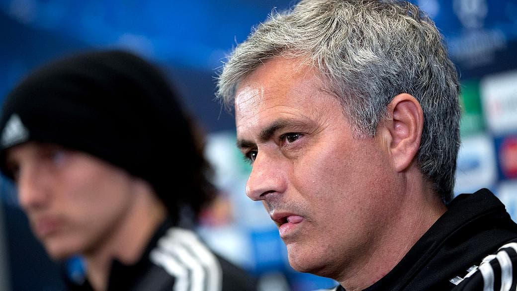 José Mourinho e David Luiz tiveram comportamentos distintos na coletiva pré-jogo