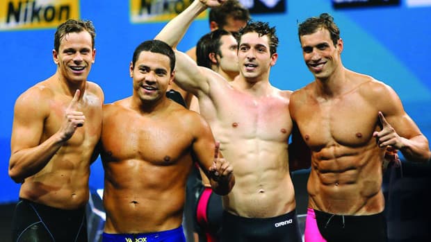 TANQUINHOS E TANCÕES - Por muito pouco a inacreditável barriga trincada de Guilherme Guido (à dir.) não ofuscou a vitória final obtida ao lado de Cielo, Felipe França e Marcelo Macedo