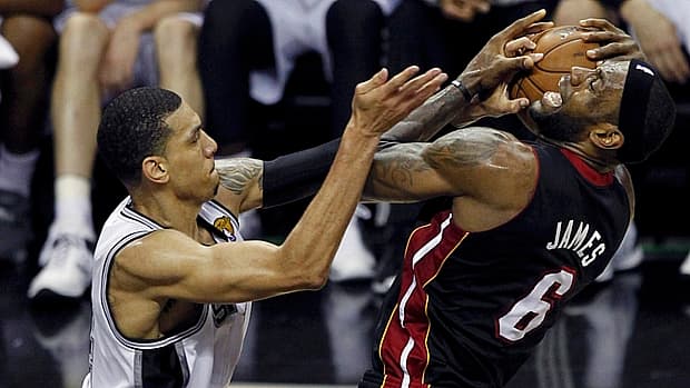 Danny Green, do San Antonio, impede LeBron James de fazer a cesta no jogo vencido pelo San Antonio