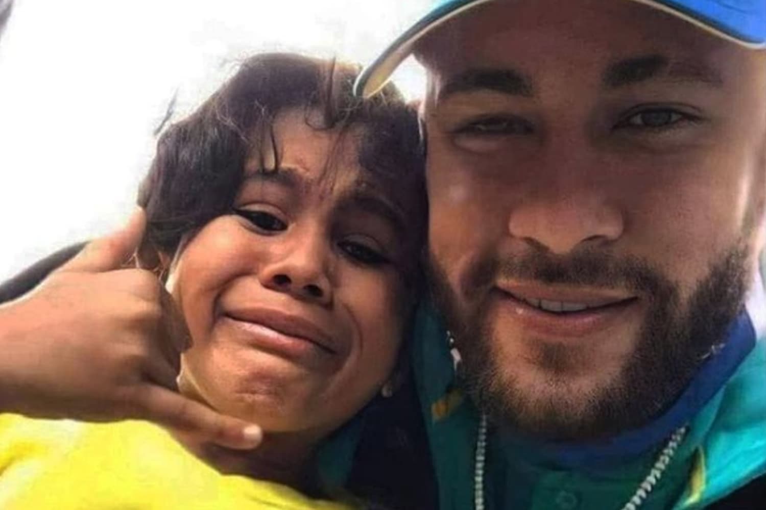 Neymar e fã colombiano que recebeu para tirar foto -