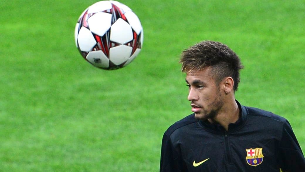 Neymar no gramado do Estádio San Siro, em Milão, na véspera de Milan x Barcelona