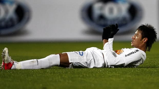 Neymar lamenta pênalti desperdiçado no empate em 0 a 0 entre Santos e Universidad